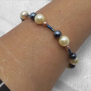 Cream and Black Pearl Bracelet with Elegant Two-Tone Design